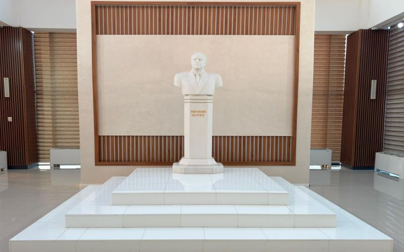 Yevlaxda Xalqımızın Ümummilli Lideri Heydər Əliyevin anım gününə həsr olunmuş tədbir keçirilib